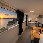 Unit 6 Penthouse With Harbour & Island Views Apartment *