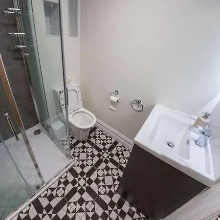Apartment Unit 6 Penthouse With Harbour & Island Views