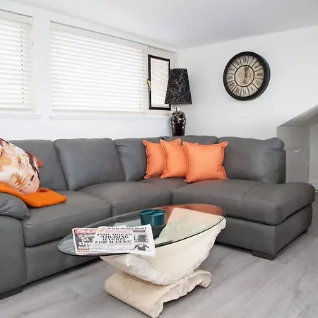 Unit 6 Penthouse With Harbour & Island Views *