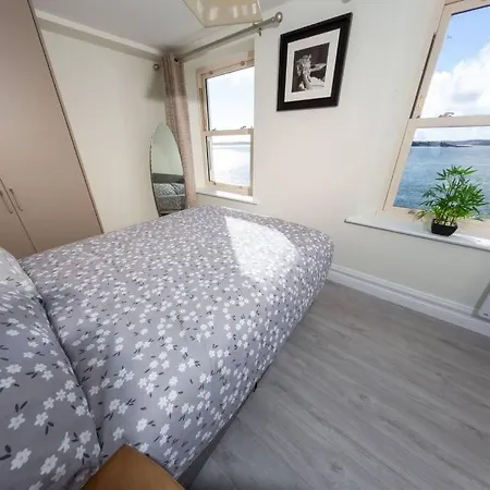 Unit 6 Penthouse With Harbour & Island Views Apartment *