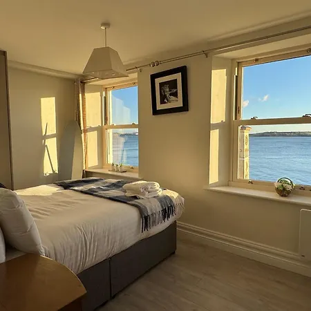 Apartment Unit 6 Penthouse With Harbour & Island Views
