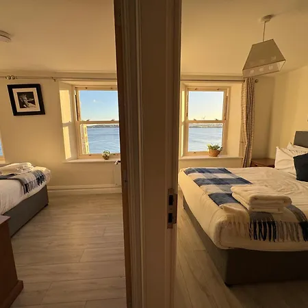 Apartment Unit 6 Penthouse With Harbour & Island Views *