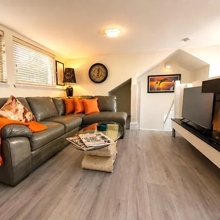 Unit 6 Penthouse With Harbour & Island Views *