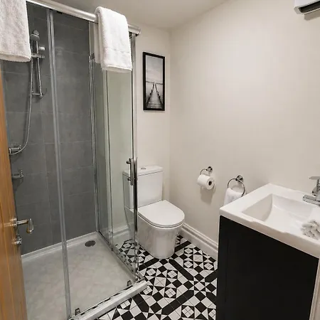 Unit 6 Penthouse With Harbour & Island Views *