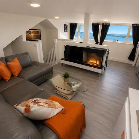 Unit 6 Penthouse With Harbour & Island Views
