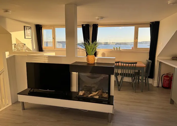 아파트 Unit 6 Penthouse With Harbour & Island Views 코브