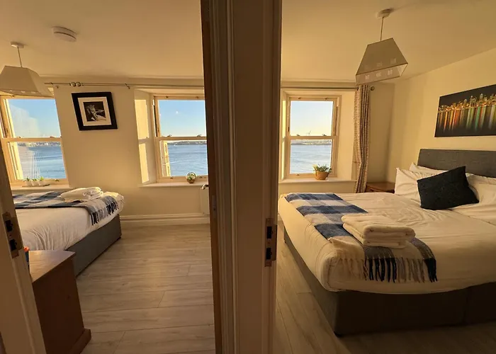 아파트 Unit 6 Penthouse With Harbour & Island Views *